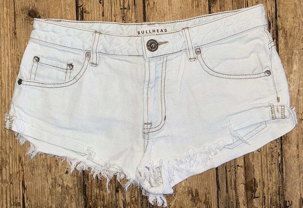Bullhead Women’s Size 5 White Slouchy Shorts Gold Stitching
